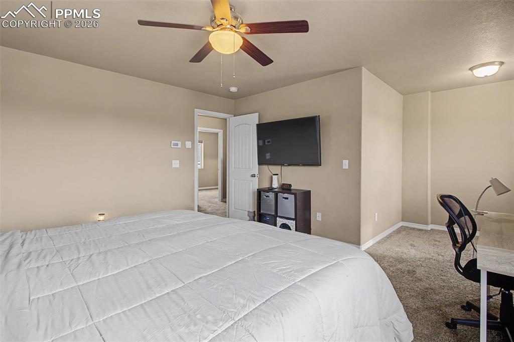 Image 19 of 33: Bedroom