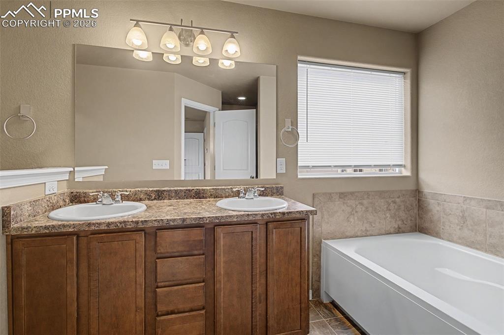 Image 21 of 33: Bathroom