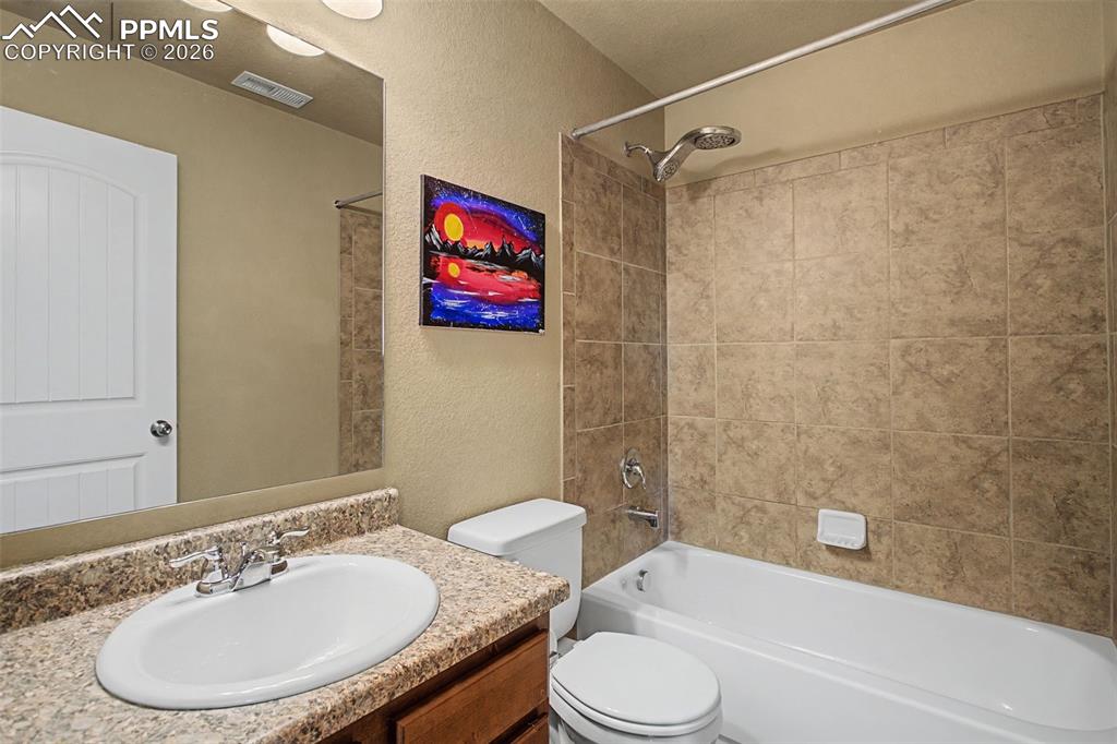 Image 26 of 33: Bathroom