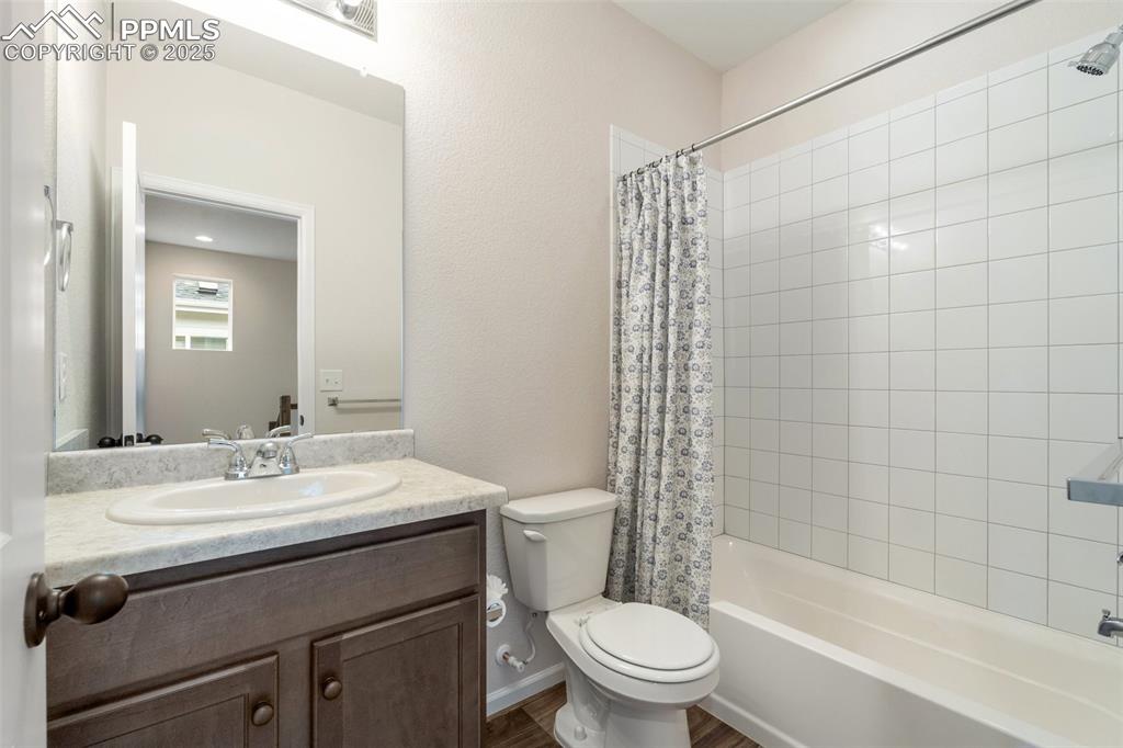 Image 17 of 33: Bathroom