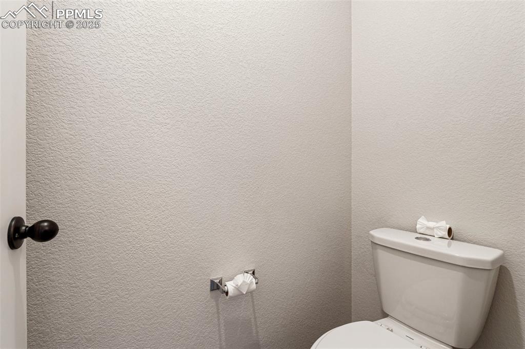 Image 26 of 33: Bathroom