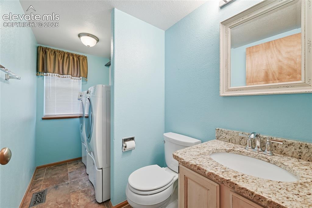Image 14 of 50: Bathroom