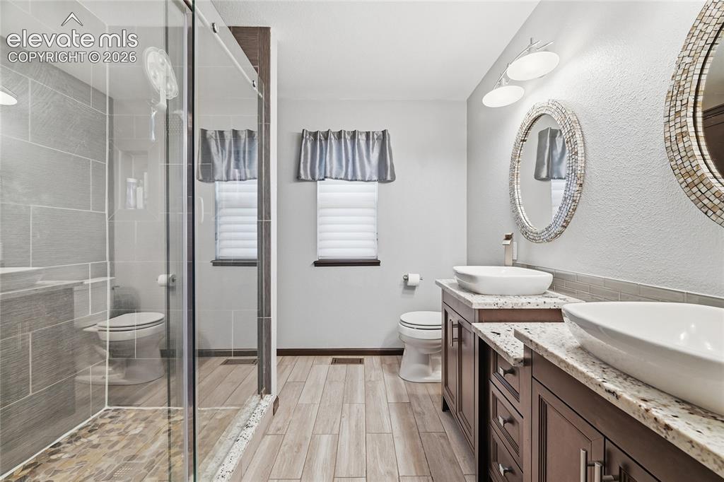 Image 18 of 50: Bathroom