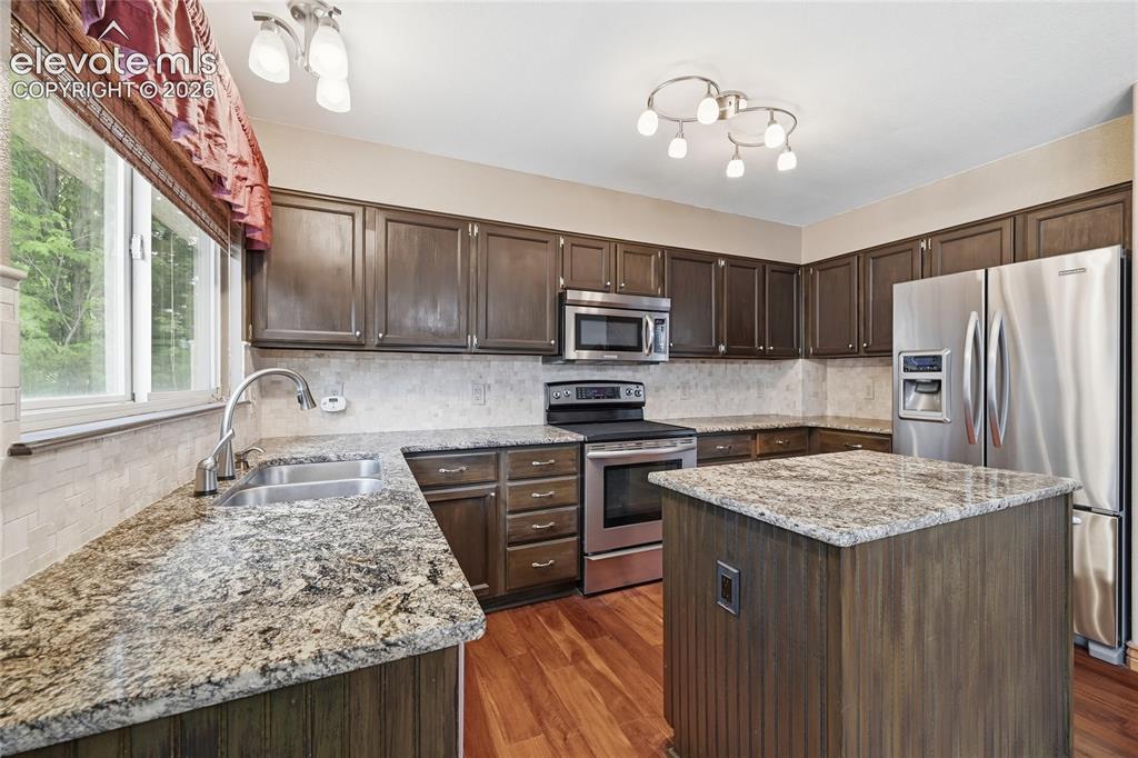 Image 8 of 50: Kitchen