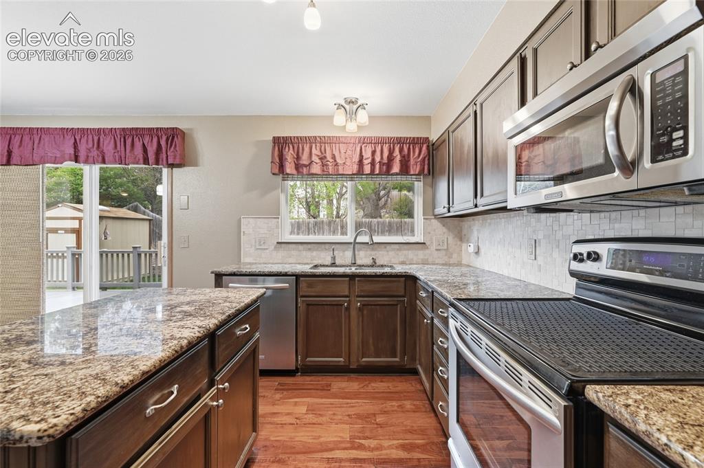 Image 9 of 50: Kitchen