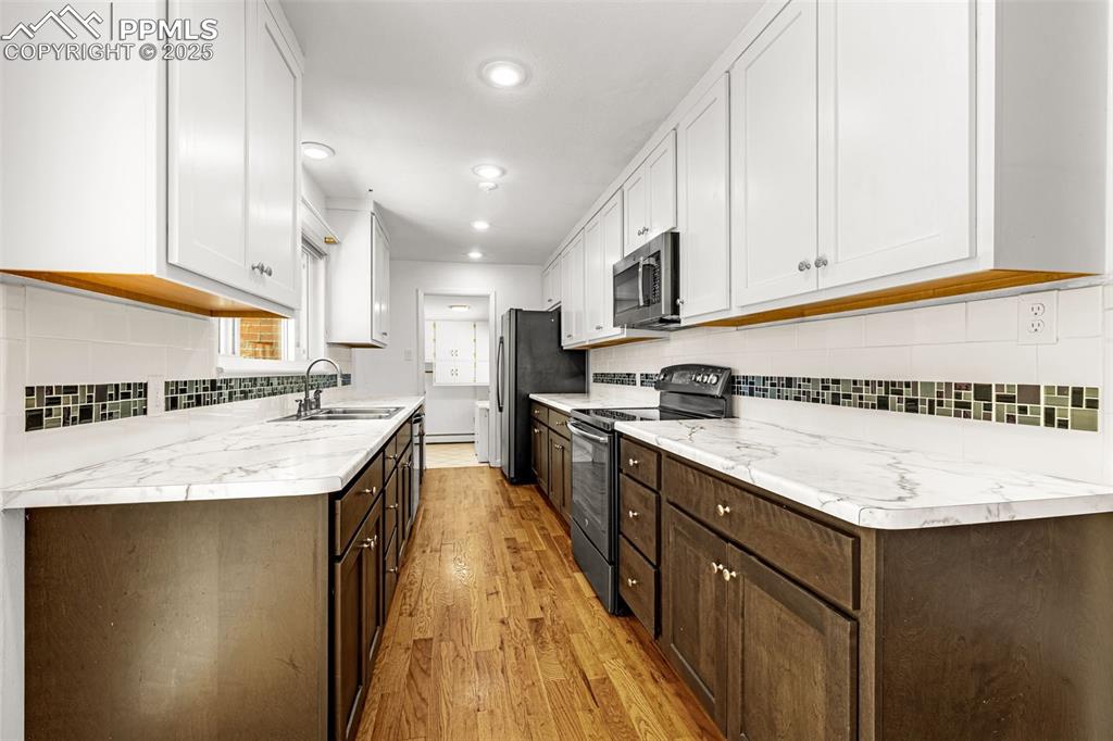 Image 15 of 39: Kitchen