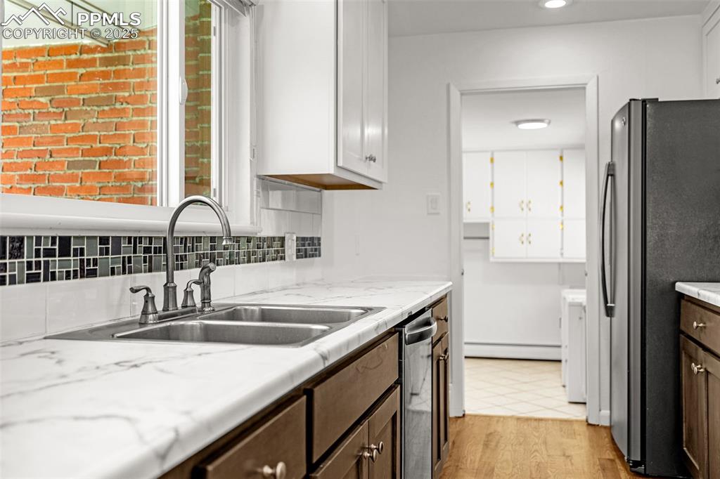 Image 16 of 39: Kitchen