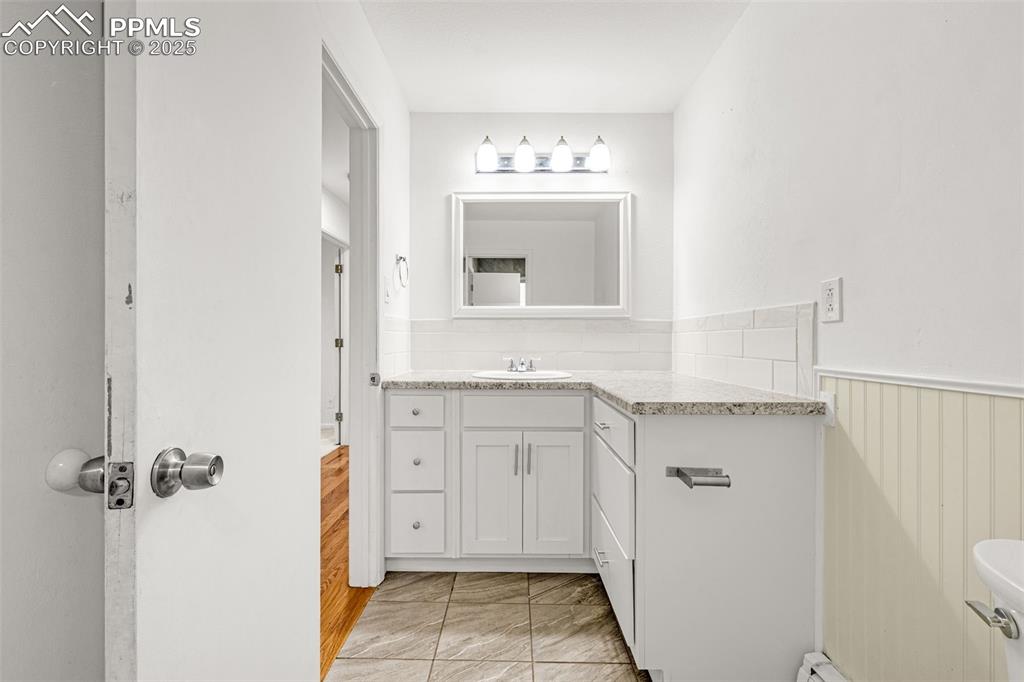 Image 21 of 39: Bathroom