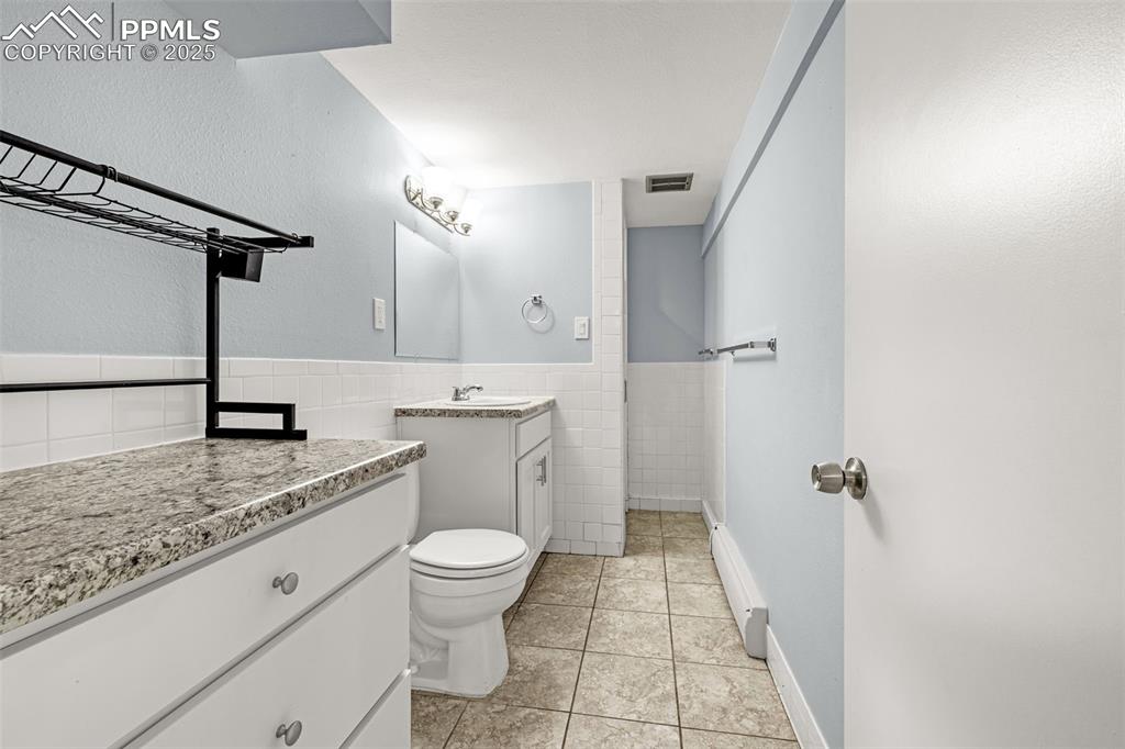 Image 33 of 39: Bathroom