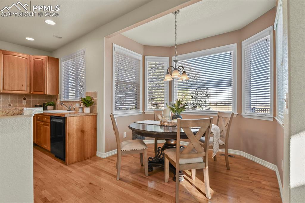 Image 16 of 44: Dining Area