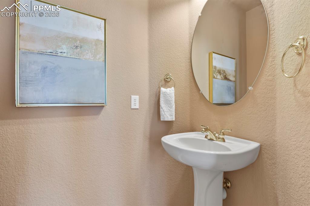 Image 20 of 44: Bathroom