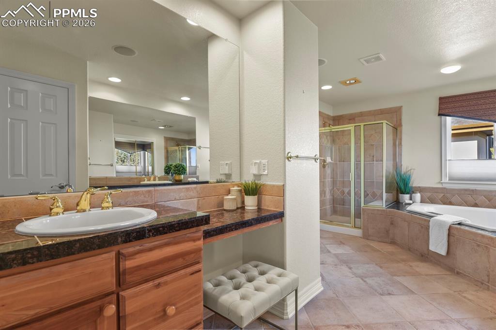 Image 26 of 44: Bathroom