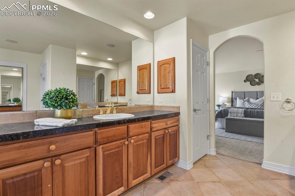 Image 27 of 44: Bathroom