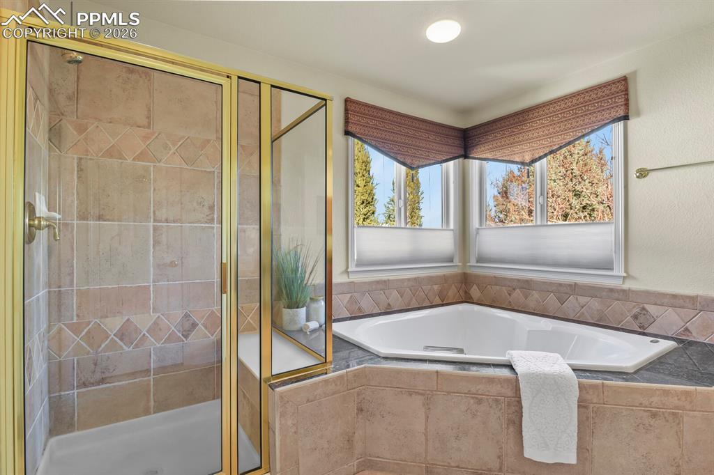 Image 28 of 44: Bathroom