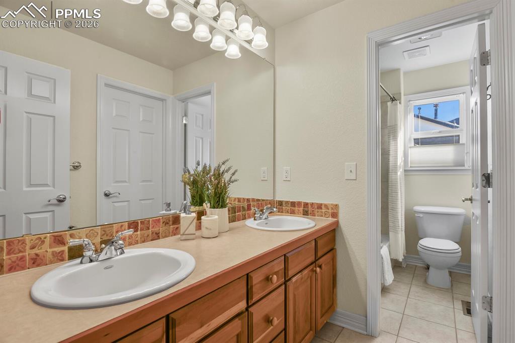 Image 30 of 44: Bathroom