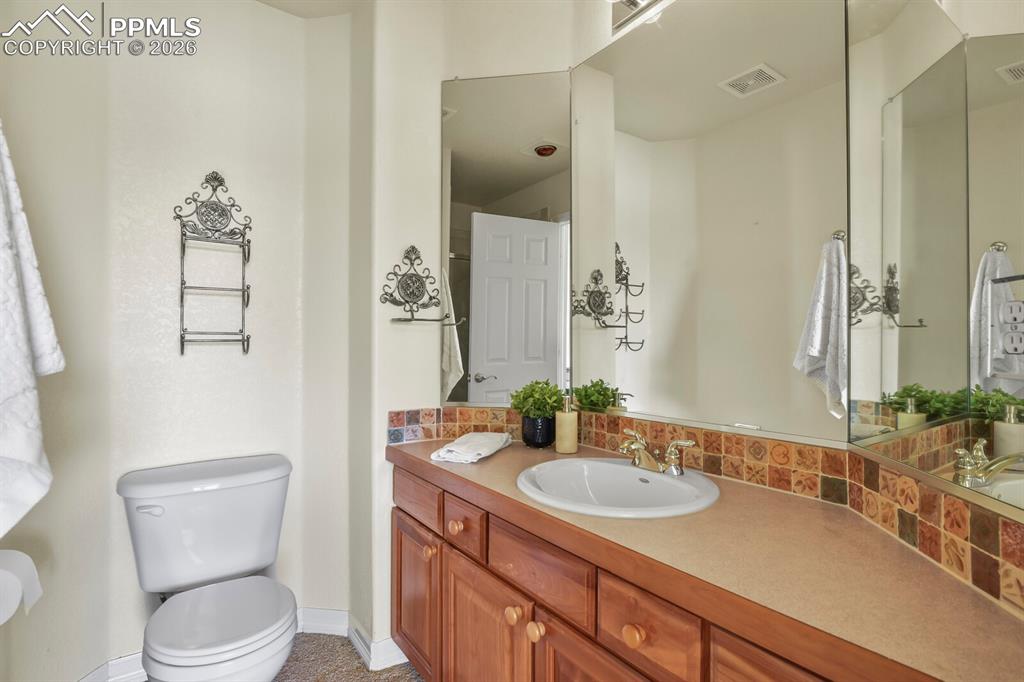 Image 32 of 44: Bathroom