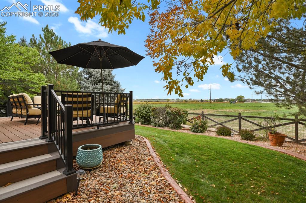 Image 36 of 44: Yard