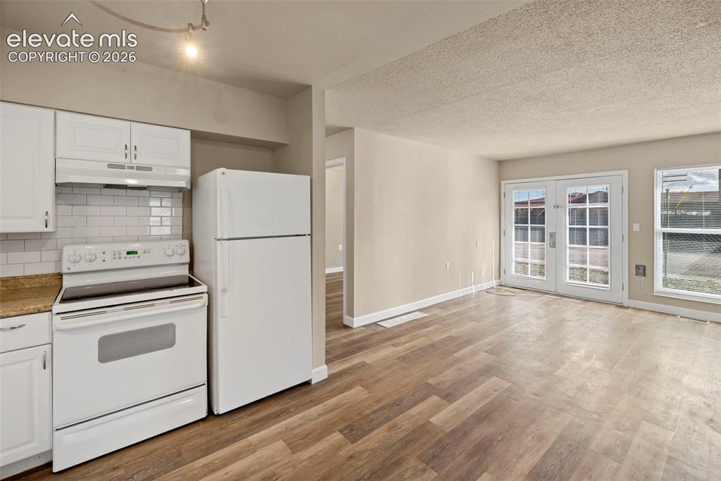 Image 5 of 40: Kitchen