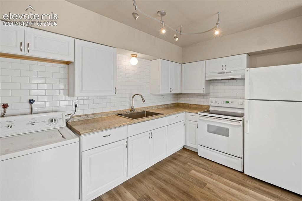Image 6 of 40: Kitchen