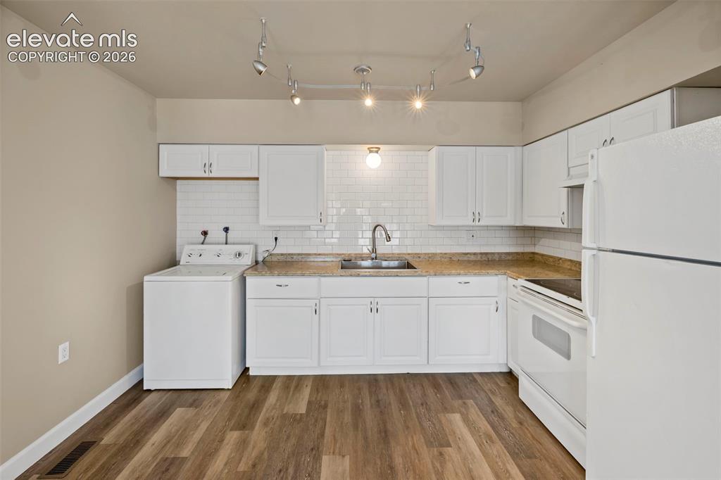 Image 7 of 40: Kitchen