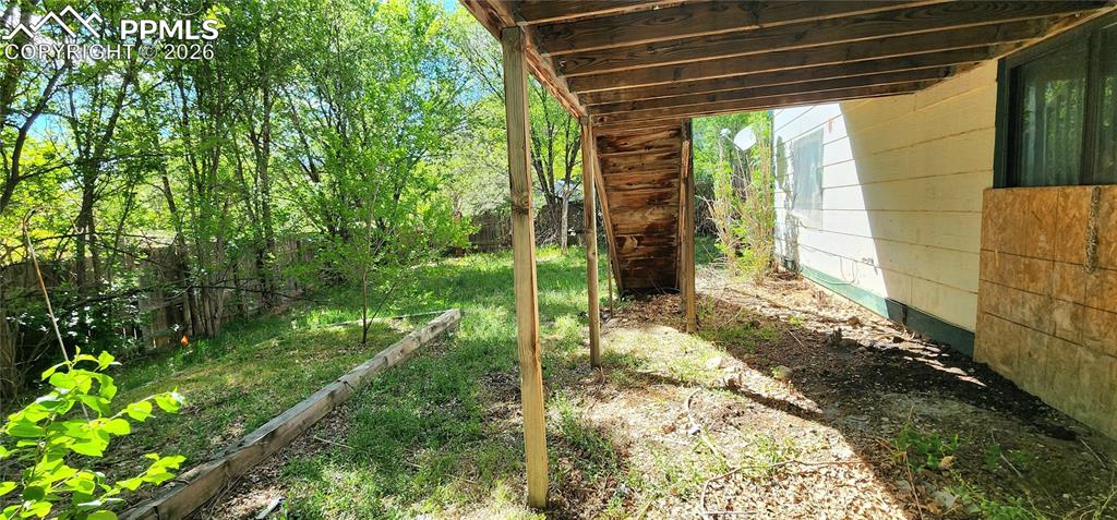 Image 21 of 23: Yard