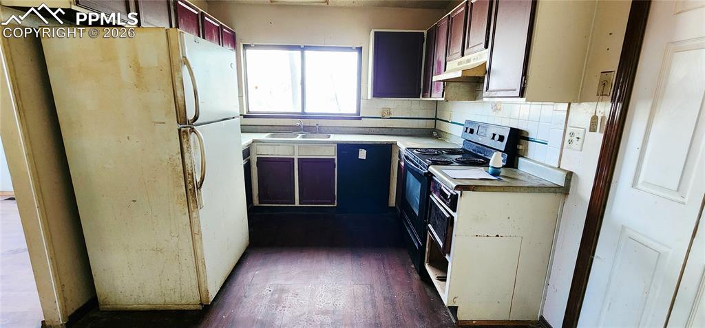 Image 5 of 23: Kitchen