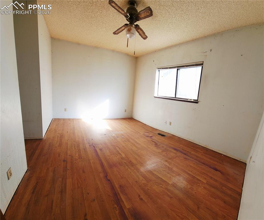 Image 7 of 23: Primary bedroom