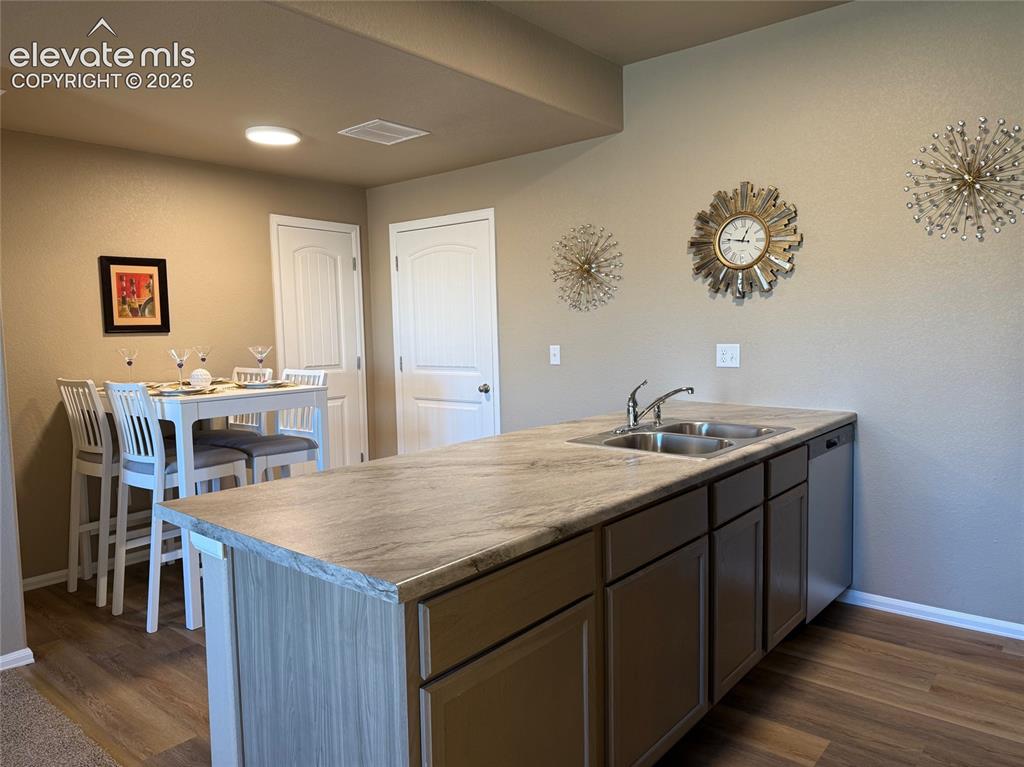 Image 19 of 27: Kitchen