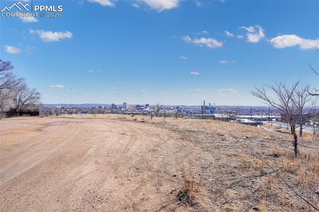 Image 9 of 16: Yard