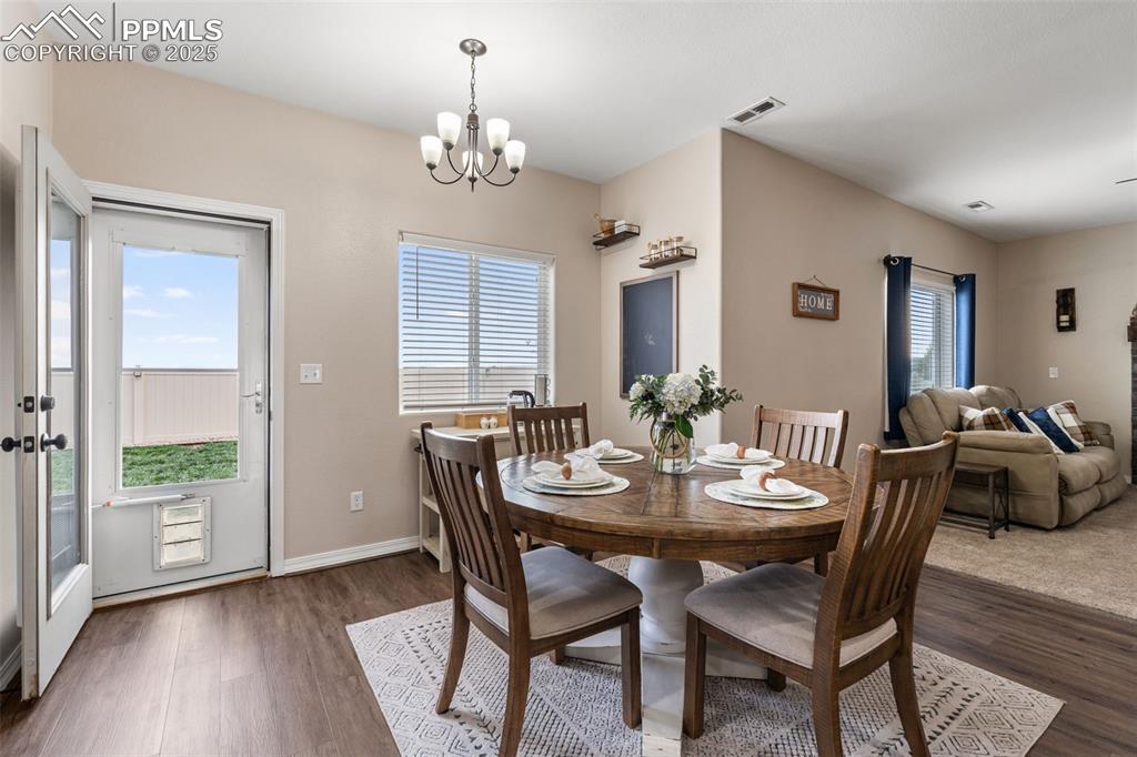 Image 16 of 43: Dining Area