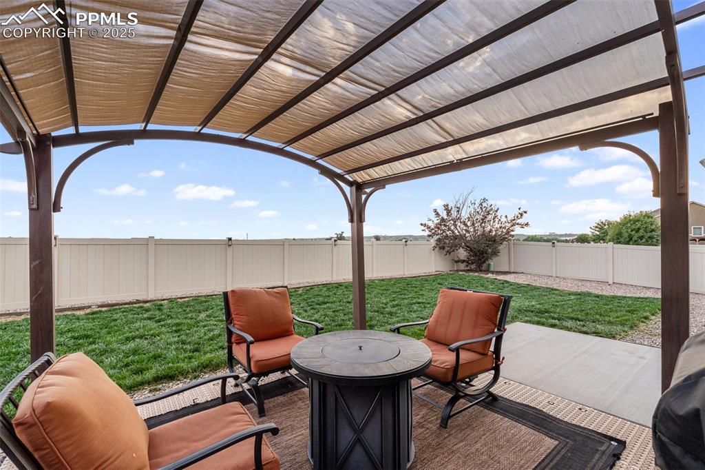 Image 32 of 43: Patio