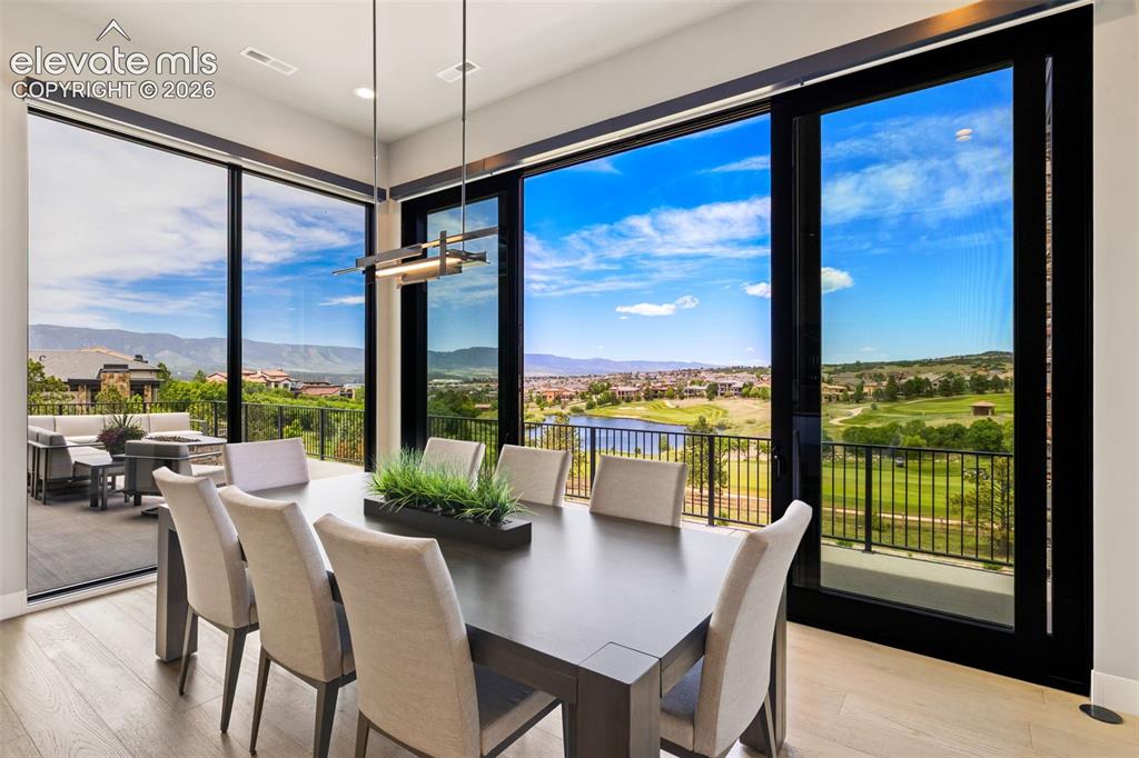 Image 10 of 50: Dining Area