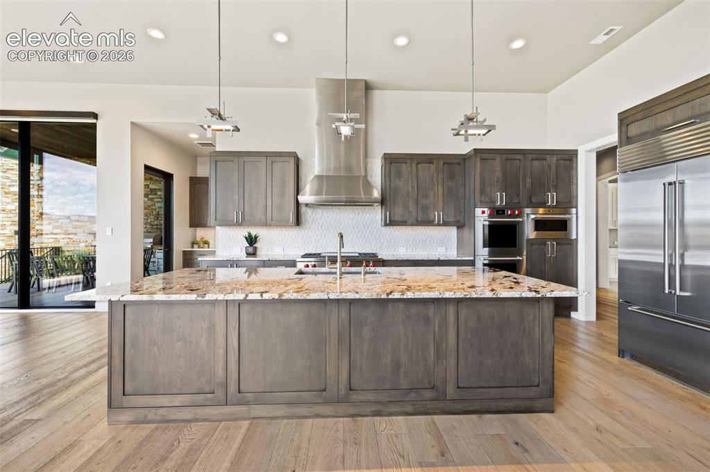 Image 12 of 50: Kitchen