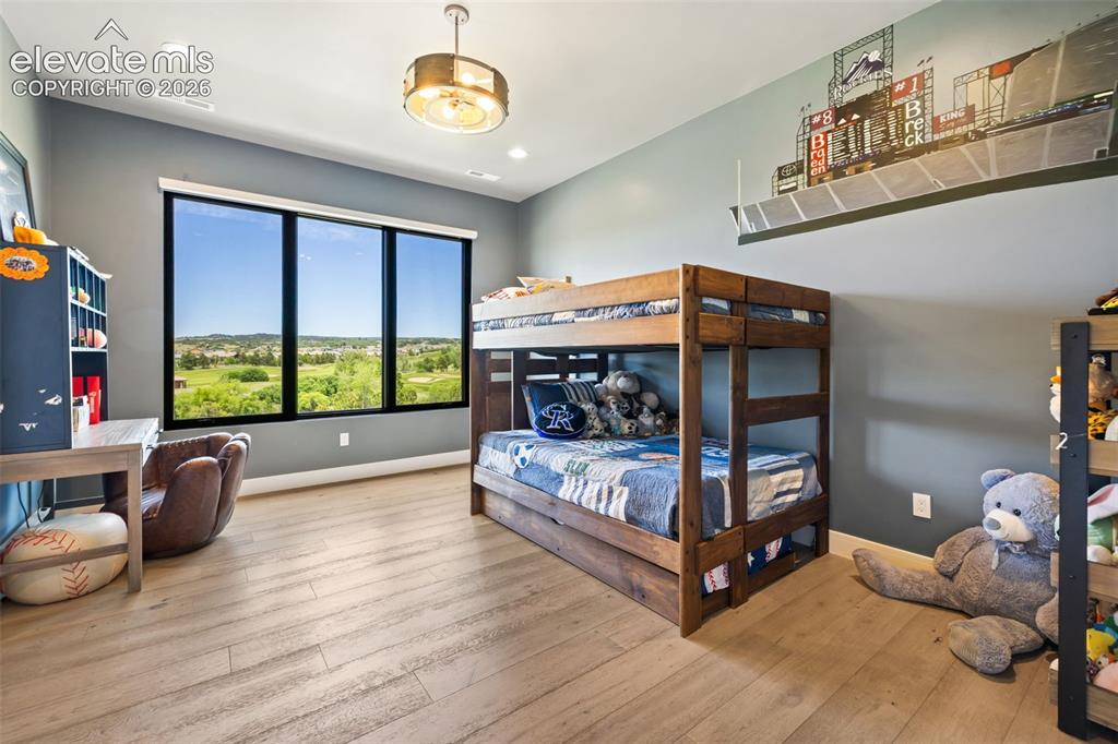 Image 19 of 50: Bedroom