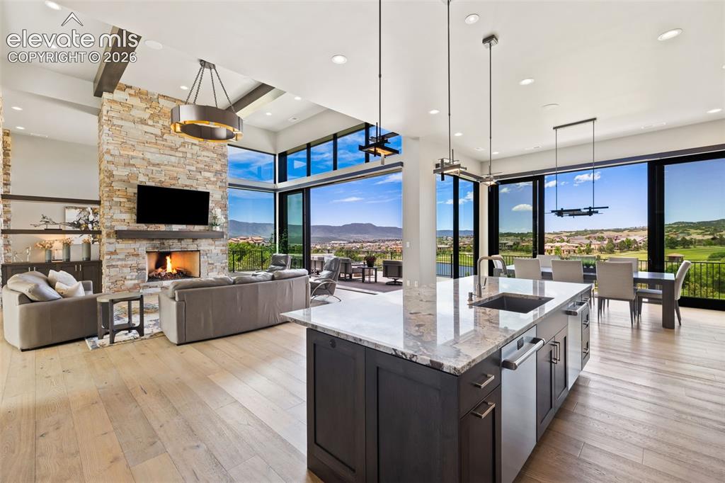 Image 9 of 50: Kitchen