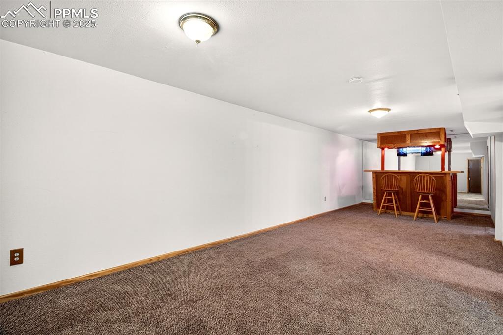 Image 15 of 21: Rec Family Room With Soda Bar