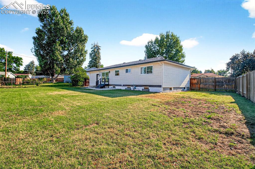 Image 20 of 21: Large, Fully Fenced Yard