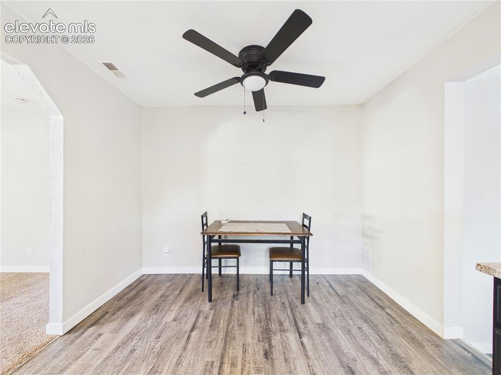 Image 16 of 40: Dining Area