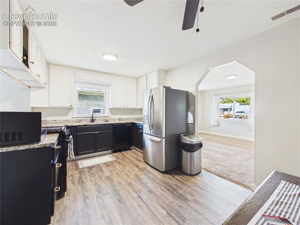 Image 18 of 40: Kitchen