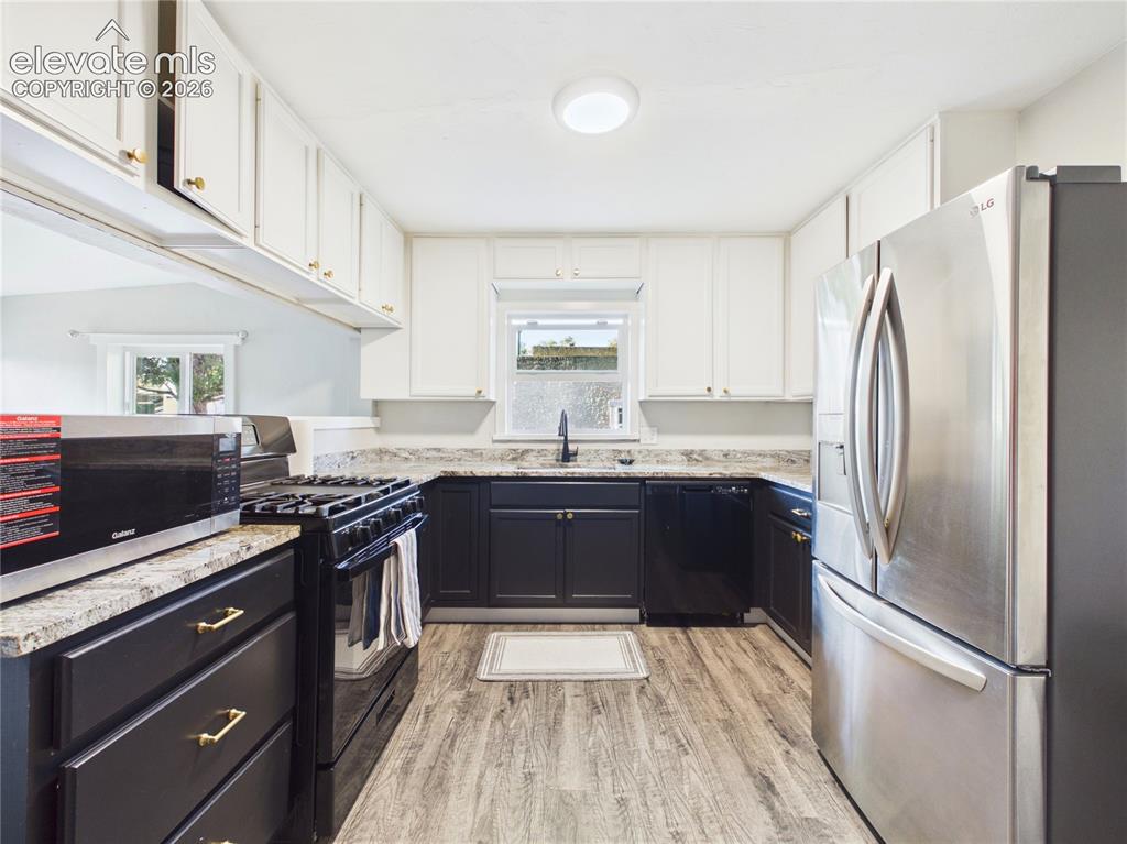 Image 19 of 40: Kitchen
