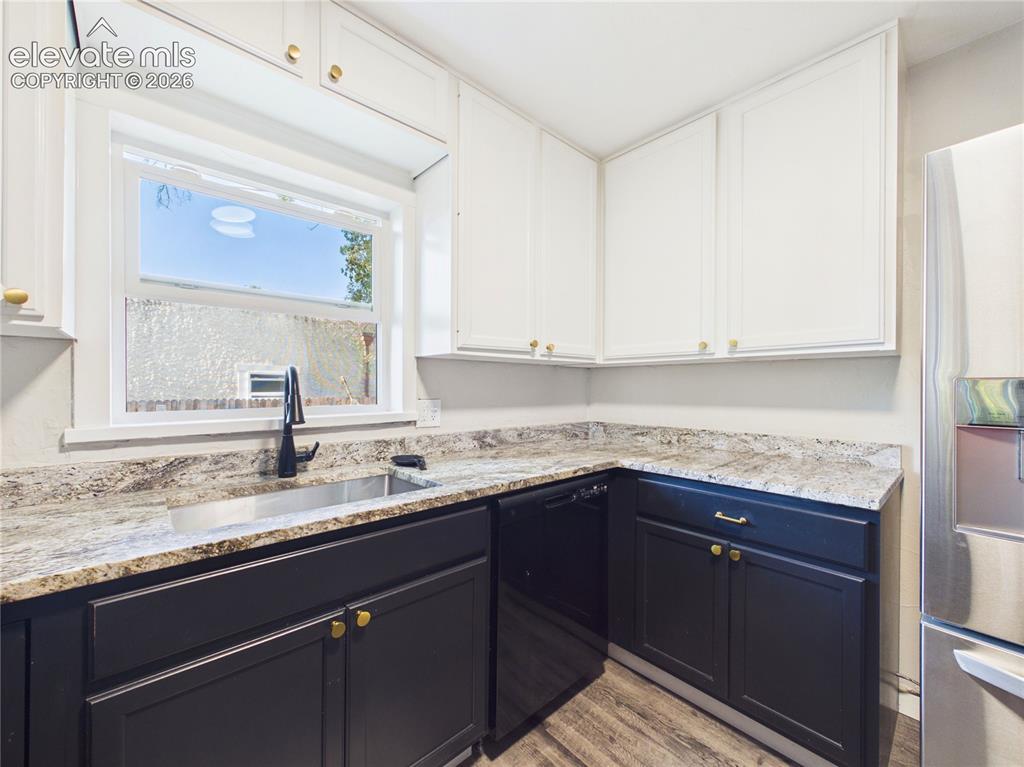 Image 21 of 40: Kitchen