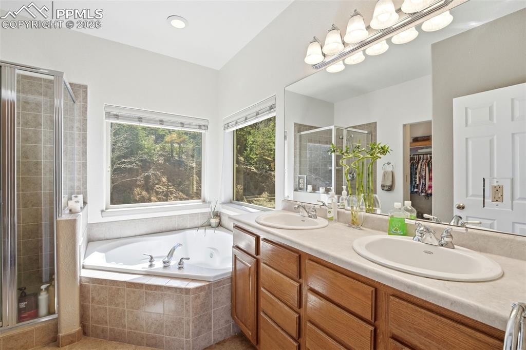 Image 10 of 50: Bathroom