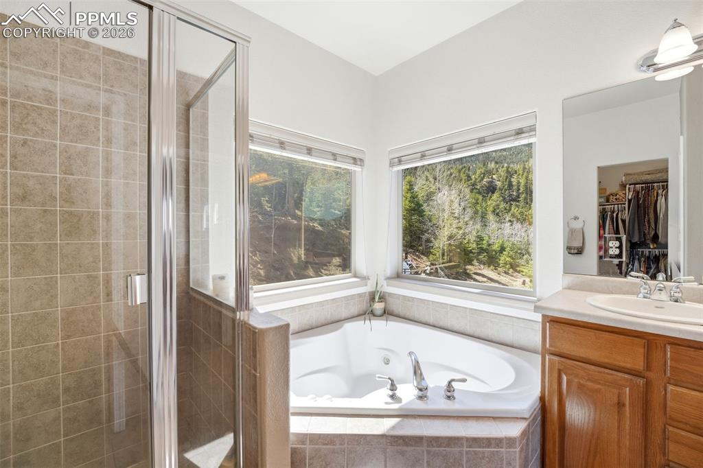 Image 11 of 50: Bathroom