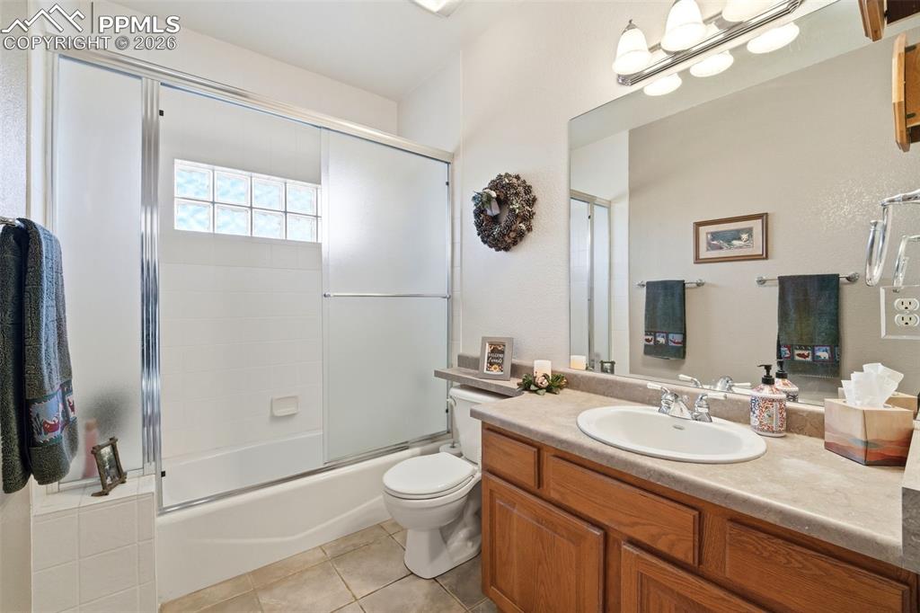 Image 14 of 50: Bathroom