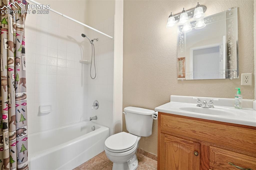 Image 19 of 50: Bathroom