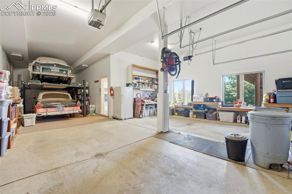 Image 21 of 50: Garage