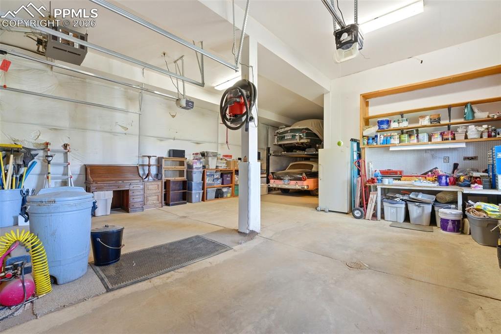 Image 22 of 50: Garage