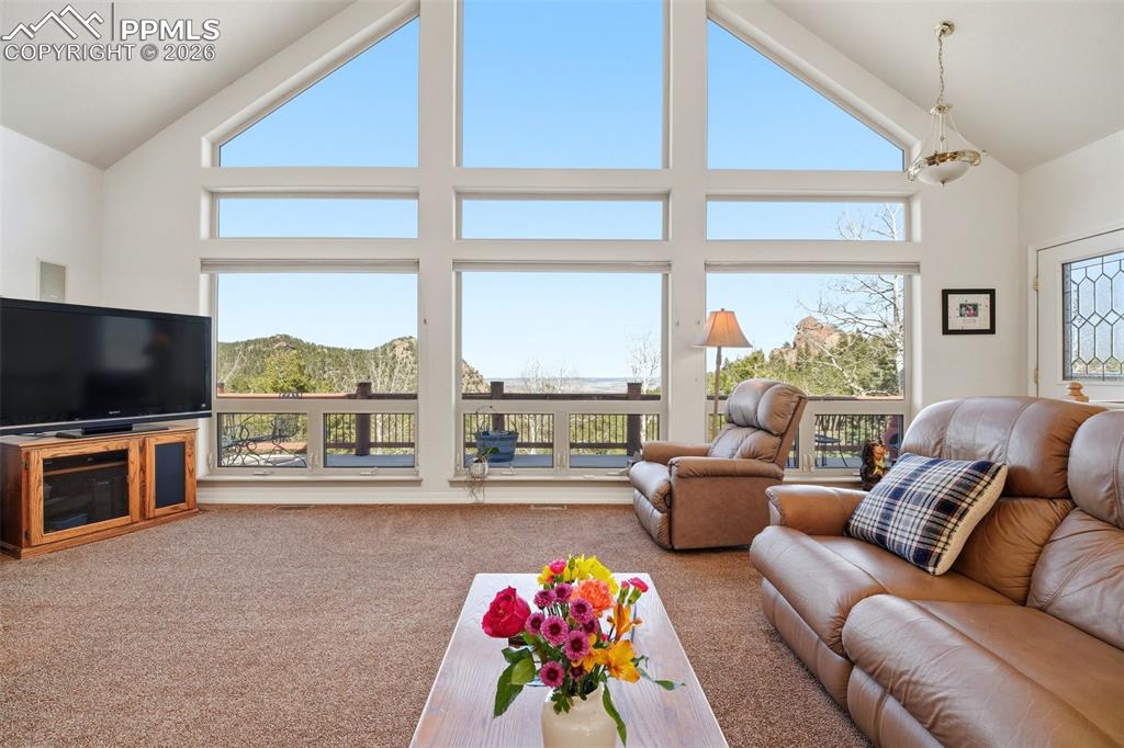 Image 38 of 50: Living Room