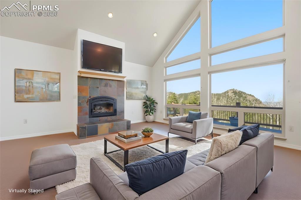 Image 4 of 50: Living Room