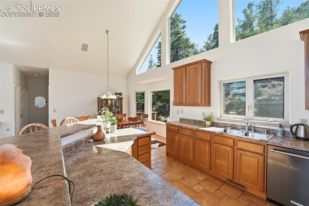 Image 40 of 50: Kitchen